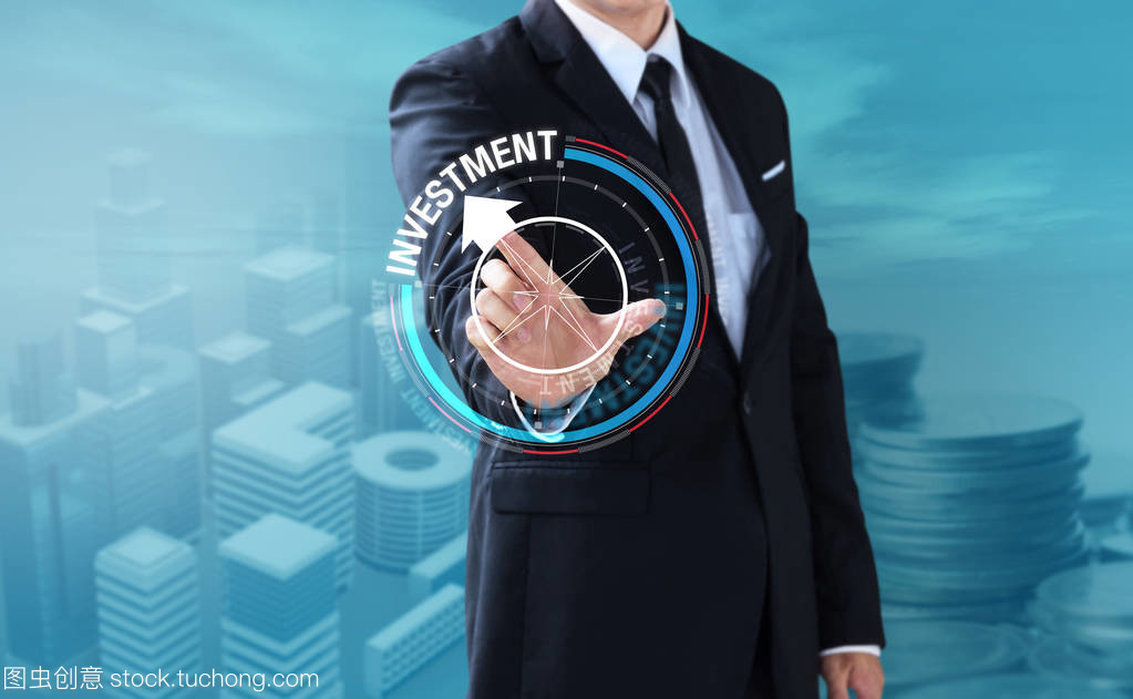 投資業(yè)務人觸摸旋轉(zhuǎn)羅盤 投資管理的智慧導航